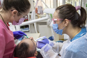 Avantajele implanturilor dentare față de protezele mobile
