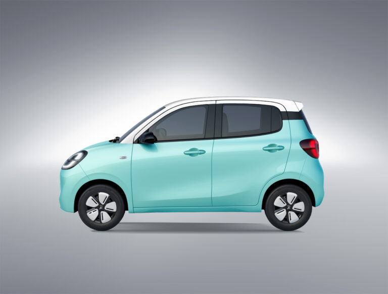 Allview Auto lansează 4City: prima mașină electrică urbană cu autonomie de până la 300 km și 5 uși, care poate fi condusă de la 16 ani