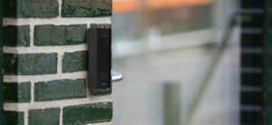 Instalare simpla pentru controlul accesului cu Axis